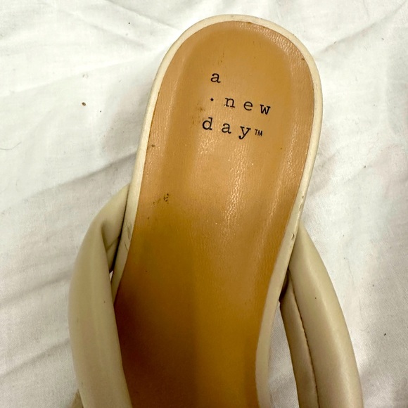 A NEW DAY Elvie Ivory Thong OpenToe Cushioned Sandals Chunk Heel Mule sz 9 - Picture 4 of 6